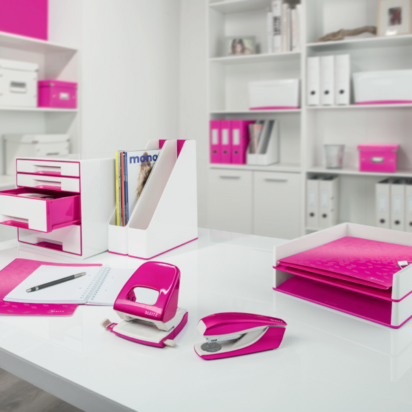 Revistero WOW de Leitz con combinación dual de color Fucsia