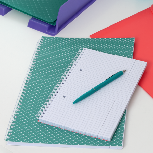 Cuaderno A5 cuadriculado, encuadernado wiro Esselte Colour'Breeze lavanda 80 H. .
