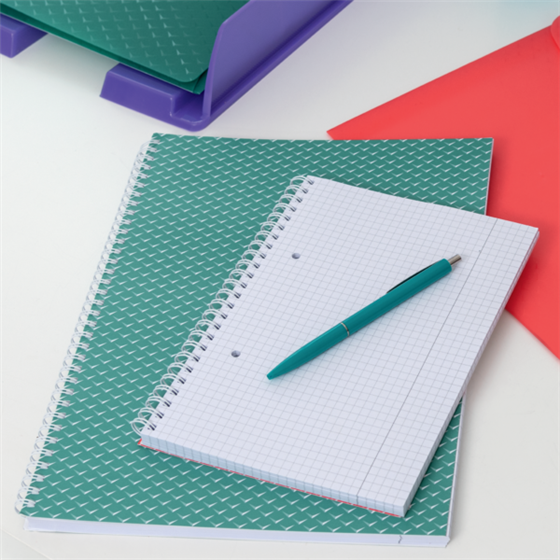 Cuaderno A4 con pauta rayada, encuadernado wiro Esselte Colour'Breeze lavanda 80 H. .