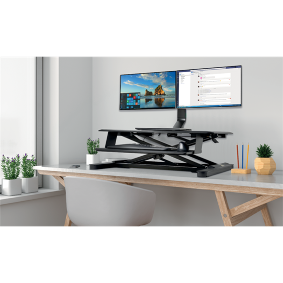 Brazo SmartFit® de ahorro de espacio para dos monitores Plata