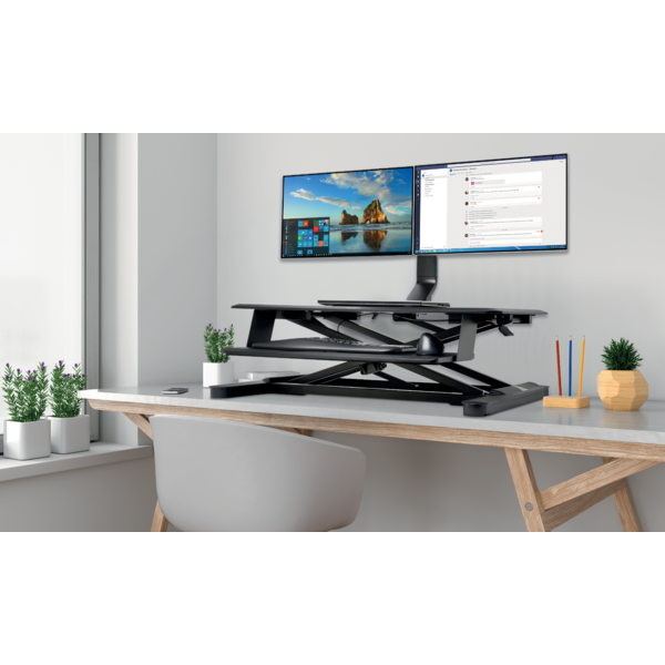 Brazo SmartFit® de ahorro de espacio para dos monitores Plata