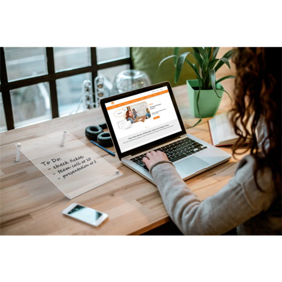 Mini Tablero De Escritura Inclinado A4 De Pizarra De Acrílico Transparente De Nobo. Transparente