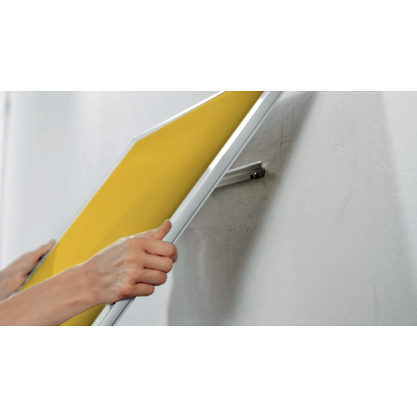 Tablero De Anuncios De Fieltro De Formato Panorámico Nobo Impression Pro De 890X500 Mm Amarillo