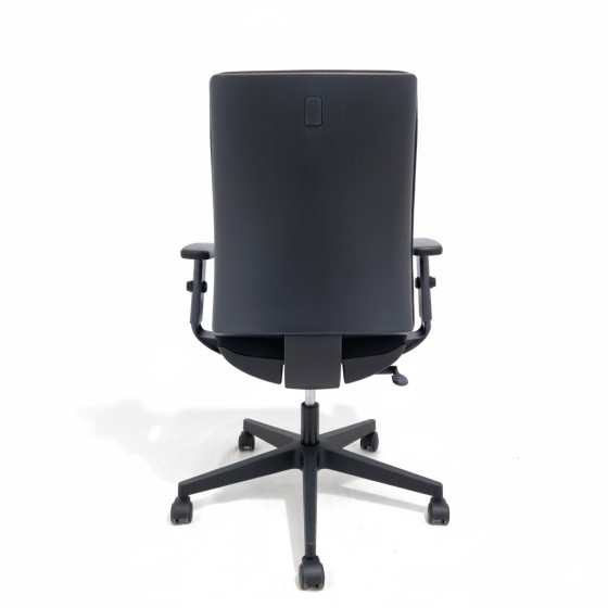 Silla Intrata O-12 sincro oban negro brazo regulable