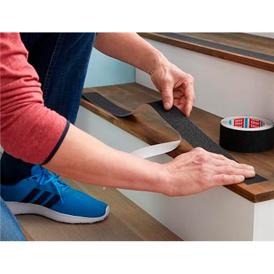 Cinta Antideslizante Adhesiva Tesa Uso Interior / Exterior Color Negro 15 Mt X 25 Mm